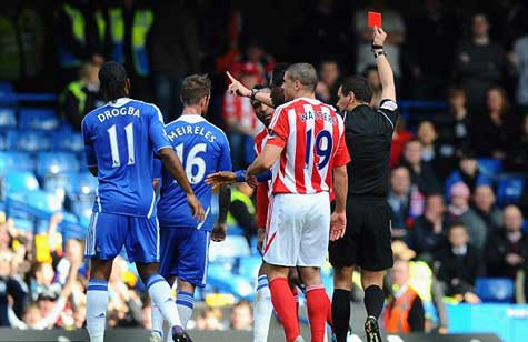 Stoke bị mất người sau tấm thẻ đỏ rất vớ vẩn của Ricardo Fuller Stoke bị mất người sau tấm thẻ đỏ rất vớ vẩn của Ricardo Fuller