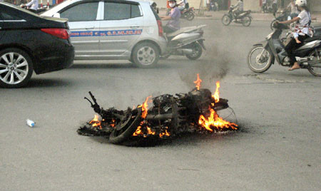 Trước đó, vào 6g30 ngày 12/10/2011, chiếc xe máy Air Blade khác cũng bất ngờ bốc cháy như một ngọn đuốc tại ngã tư Khuất Duy Tiến - Nguyễn Trãi (Hà Nội). Vì xảy ra ngay giờ cao điểm nên vụ việc đã gây ách tắc giao thông nghiêm trọng tại ngã tư này. (Ảnh Dantri).