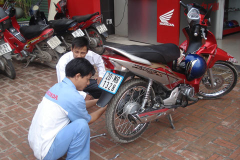 Honda Future cũng từng bị hàng loạt khách hàng "tố" chất lượng nhông xích. Theo VTC News, khách hàng phản ánh xe Future X FI mới đi hơn 6.000 km đã gặp hiện tượng xe phát tiếng kêu "lọc cọc" trong lúc lưu thông. Mang xe đến HEAD Honda để kiểm tra, khách hàng được thợ trưởng ở đây khẳng định: Hiện tượng nhông xích bị nhão ở xe Future đi được khoảng 1 vạn km không hề hiếm gặp.