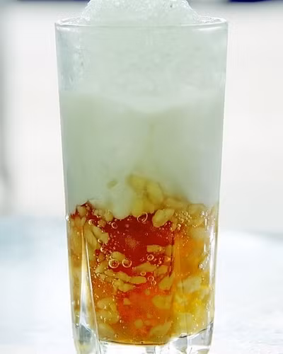 Chè bưởi Một món chè đã không còn xa lạ với bất cứ ai, song ở mỗi nơi, hương vị của chè bưởi lại mang những nét khác biệt. Chè bưởi làm từ cùi bưởi từ Sài Gòn, phải trải qua khâu làm sạch cho hết vị đắng trước khi chế biến.