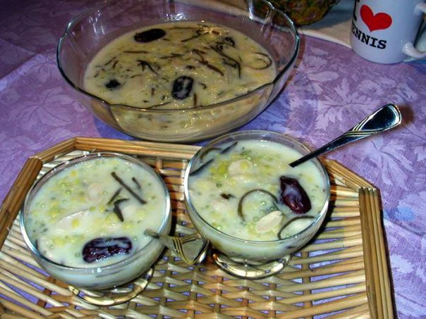 Chè Thưng nấu từ nước đường, đậu xanh, đậu phộng/lạc, cốt dừa, mộc nhĩ/nấm mèo, phổ tai. Món chè này ngon nhất khi nấu với dão dừa tươi. Dừa xay bóp với chút nước, nước lọc đầu để lại làm cốt dừa, nước thứ 2, thứ 3 đục lờ lờ gọi là dão dừa dùng để nấu chè rất ngon.