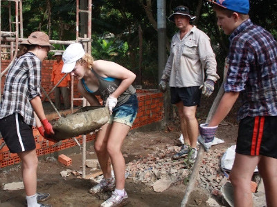 Nữ sinh Úc trải nghiệm du lịch thợ xây ở Việt Nam ảnh 1