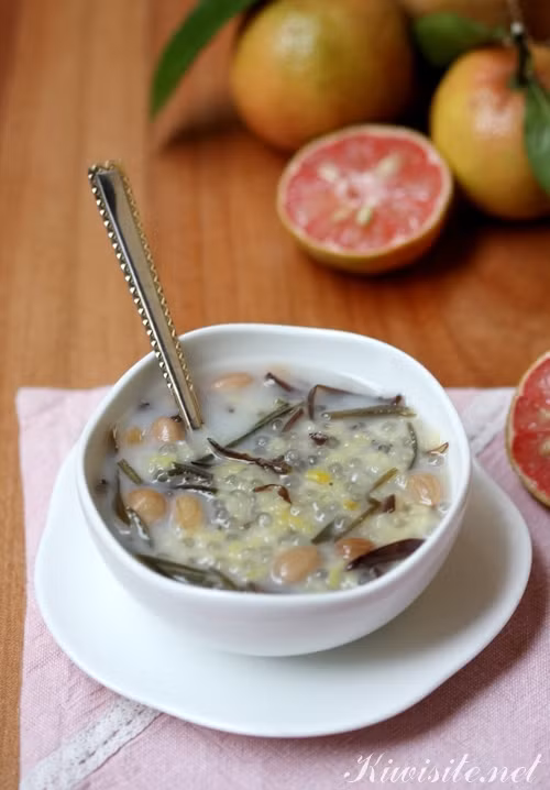 Chè thưng. Trời trở gió hay mưa, người Sài Gòn lại có cái thú hít hà bên chén chè thưng nóng hôi hổi. Cùng với vị béo ngậy của khoai, hương vị nước dừa và đậu đỏ ấm áp như tan đều trong cuống họng, lan ra khắp cơ thể.