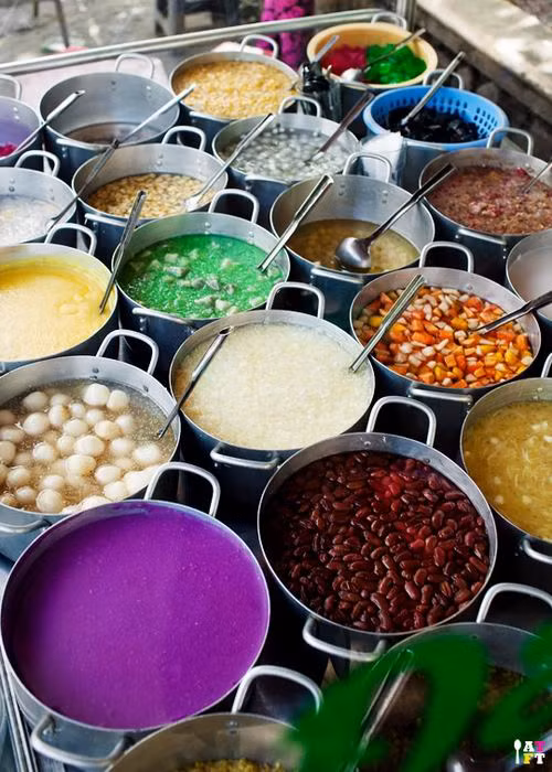 Chè Sài Gòn trẻ trung với muôn vàn sắc màu. Từ đậu xanh, đậu đen hay các loại củ, loại nào cũng có thể chế biến thành một món chè khó cưỡng lại. Đó là chưa kể “cô nàng” chè Sài Gòn còn biết làm duyên bằng những món phụ linh tinh mà thú vị. Ai có thể quên chút bùi bùi của mứt chuối, hòa lẫn vài sợi xanh đỏ của mứt dâu, mứt dừa, với đủ loại đậu đầy màu sắc của ly chè thập cẩm.