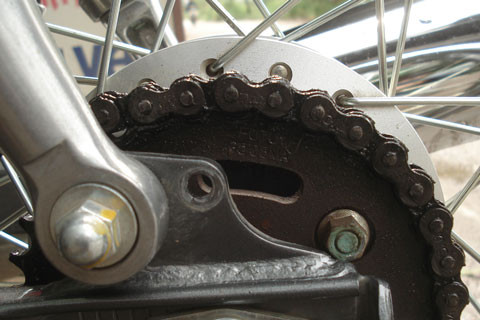 Không chỉ Honda Future X mà Hoda Future Neo cũng bị người tiêu dùng phàn nàn chất lượng ở bộ phận này. Điều đáng nói là hiện tượng đi chưa tới 1 vạn km mà xích đã kêu sòng sọc chỉ xuất hiện ở dòng Future mới của Honda trong khi chiếc Future đời đầu được đánh giá chất lượng khá tốt. (Ảnh VTC News).