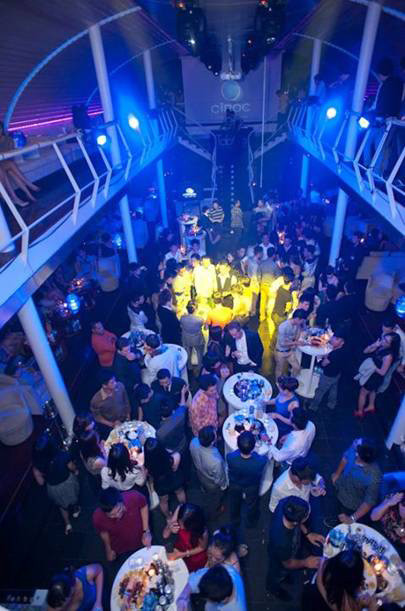 Cách ăn mặc đi dự tiệc: Đối với người Hà Nội, đi đám cưới có thể mặc qua loa xềnh xoàng, nhưng đi Club thì phải ăn mặc cho thật sành điệu. Và khái niệm sành điệu của giới trẻ Hà Thành thì phải là “hàng hiệu”. Cách ăn mặc đi dự tiệc: Đối với người Hà Nội, đi đám cưới có thể mặc qua loa xềnh xoàng, nhưng đi Club thì phải ăn mặc cho thật sành điệu. Và khái niệm sành điệu của giới trẻ Hà Thành thì phải là “hàng hiệu”.