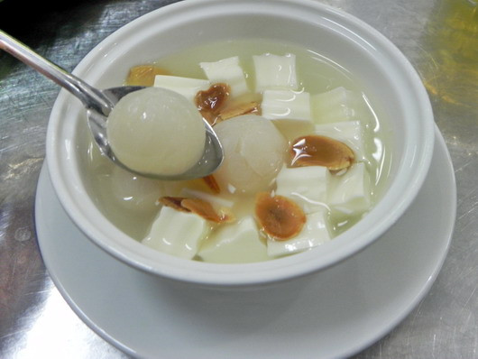 Điều thứ hai, dù gọi là chè, nhưng món chè này không ngọt mà chỉ mang đến cảm giác thoảng chút chua của nhãn, lại đi cùng hương thơm của phô mai nên không phải là món khoái khẩu đối với người hảo ngọt. Song nó cũng không dành cho những người thích ăn nhạt vì dù được vớt lại bởi những lát hạt hạnh nhân giòn tan, cơm nhãn ngọt thanh, cái vị "không ngọt, không nhạt" của nước dùng, cái béo, mềm, dai không vị của nguyên liệu không xách định khiến việc “mần” gọn một phần đã là thử thách.