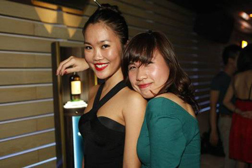 Chiếc đầm cổ chữ X siêu đẹp nằm trong bộ sưu tập Marty Crosley Chiếc đầm cổ chữ X siêu đẹp nằm trong bộ sưu tập Marty Crosley