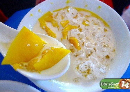 Chè Thái sầu riêng – một món chè đậm chất Nam Bộ ngay từ tên gọi. Sẽ có chút trở ngại với những người không yêu thích mùi hương đặc biệt của loại trái cây đặc trưng này, nhưng chắc chắn sẽ là món khoái khẩu dành cho các tâm hồn ẩm thực say mê của sầu riêng. Ngoài nguyên liệu chính là sầu riêng tươi, chè Thái sầu riêng còn có hạt sen, long nhãn, nước cốt dừa, thạch rau câu, thốt nốt…. Vì thế, không chỉ là món ăn ngon, chè Thái sầu riêng còn giúp trấn an tinh thần, rất tốt cho người phải làm việc căng thẳng, mất ngủ do suy nghĩ, lo lắng nhiều. (Ảnh kênh 14)