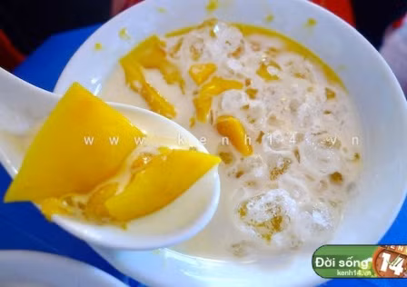 Chè Thái sầu riêng – một món chè đậm chất Nam Bộ ngay từ tên gọi. Sẽ có chút trở ngại với những người không yêu thích mùi hương đặc biệt của loại trái cây đặc trưng này, nhưng chắc chắn sẽ là món khoái khẩu dành cho các tâm hồn ẩm thực say mê của sầu riêng. Ngoài nguyên liệu chính là sầu riêng tươi, chè Thái sầu riêng còn có hạt sen, long nhãn, nước cốt dừa, thạch rau câu, thốt nốt…. Vì thế, không chỉ là món ăn ngon, chè Thái sầu riêng còn giúp trấn an tinh thần, rất tốt cho người phải làm việc căng thẳng, mất ngủ do suy nghĩ, lo lắng nhiều. (Ảnh kênh 14)