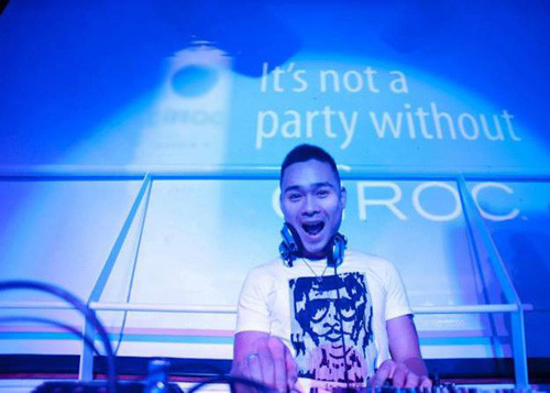 Và cách chơi cũng hết mình…DJ giờ đây không chỉ đóng vai trò “người chơi nhạc”, mà còn thỏa sức bộc lộ cá tính để thực sự trở thành “linh hồn” của đêm tiệc. Quả thật, giới trẻ Hà thành ngày càng sành điệu về gu thưởng thức, không hề thua kém các bạn trẻ Sài thành. Với xu hướng tìm đến những địa điểm tiệc tùng náo nhiệt nhưng phải tinh tế, các bạn trẻ Hà Nội đang làm “đau đầu” các chủ nhân Lounge & Bar để có thể đáp ứng nhu cầu thưởng thức ngày càng cao của mình. Và cách chơi cũng hết mình…DJ giờ đây không chỉ đóng vai trò “người chơi nhạc”, mà còn thỏa sức bộc lộ cá tính để thực sự trở thành “linh hồn” của đêm tiệc. Quả thật, giới trẻ Hà thành ngày càng sành điệu về gu thưởng thức, không hề thua kém các bạn trẻ Sài thành. Với xu hướng tìm đến những địa điểm tiệc tùng náo nhiệt nhưng phải tinh tế, các bạn trẻ Hà Nội đang làm “đau đầu” các chủ nhân Lounge & Bar để có thể đáp ứng nhu cầu thưởng thức ngày càng cao của mình.