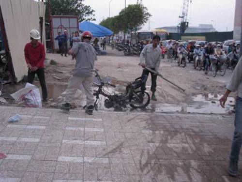 Phát hiện xe cháy, chủ xe đã kịp nhảy ra để thoát thân. MẶc dù được một số nhân viên bảo vệ ở tòa nhà Keangnam mang bình cứu hỏa dập tắt ngọn lửa nhưng chiếc đã Wave bị thiêu rụi.