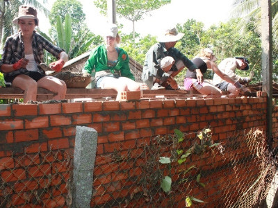 Nữ sinh 15 tuổi Alexandra Barlon (bên trái) làm thợ xây.