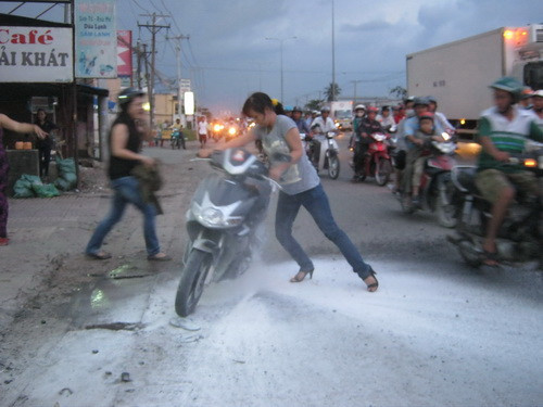 18h30 ngày 20/8/2011, trong dòng xe lưu thông trên quốc lộ 1A, lại một chiếc xe tay ga Air Blade khác mang biển số 83S5-5212 còn rất mới đột ngột bốc cháy khi đang lưu thông đến trước nhà số 1050 (P.An Phú Đông Q.12 TP.HCM). Rất may, một chủ quán ăn ven đường đã kịp thời phản ứng dùng bình CO2 chữa cháy và dập tắt sau đó. Chiếc xe mới mua chỉ cháy phần máy. (Ảnh Vietnamnet)