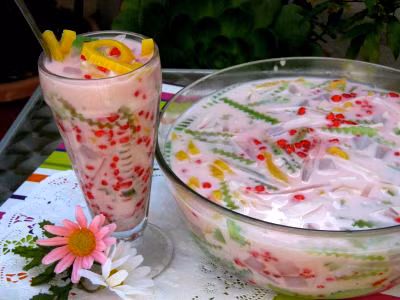 Chè Sương sa hạt lựu Sương sa là tên gọi mô phỏng trân châu và thạch trắng, còn hạt lựu là hình ảnh của những viên bột năng, nhân màu hồng sẫm, chín mọng. Đúng với tên của mình, món ăn này có vị thanh và ngọt dịu. Cũng bởi thế mà nhiều người vẫn coi sương sa hạt lựu là một thứ đồ uống giải khát hơn là một loại chè.