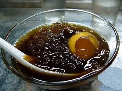 Món chè trứng gà hồng trà thơm và bùi không thể tìm thấy ở đâu khác ngoài quán Hà Ký trên đường Châu Văn Liêm, quận 5, TP.HCM