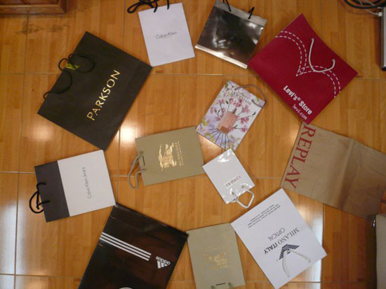 Túi giấy cũng được chụp lại để khoe mình từng dùng đồ hiệu (Ảnh minh họa)