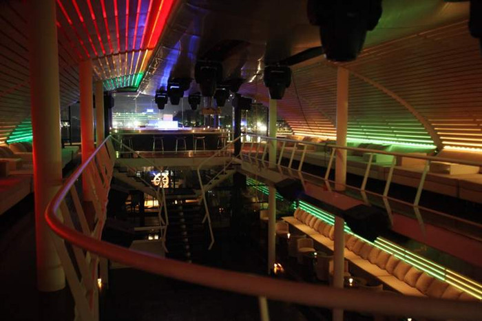 Điểm “độc”, lạ đằng cấp của Taboo chính là dáng dấp của một chiếc du thuyền sang trọng, chiếm trọn cảm tình của giới trẻ Hà Thành. Điểm “độc”, lạ đằng cấp của Taboo chính là dáng dấp của một chiếc du thuyền sang trọng, chiếm trọn cảm tình của giới trẻ Hà Thành.