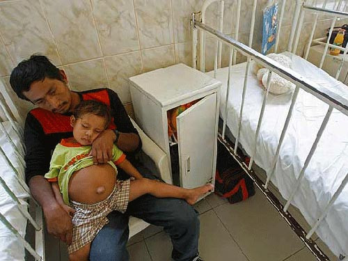 Bé trai Isbac và cha tại bệnh viện Las Mercedes hôm 28/1. Ảnh: AP Bé trai Isbac và cha tại bệnh viện Las Mercedes hôm 28/1. Ảnh: AP