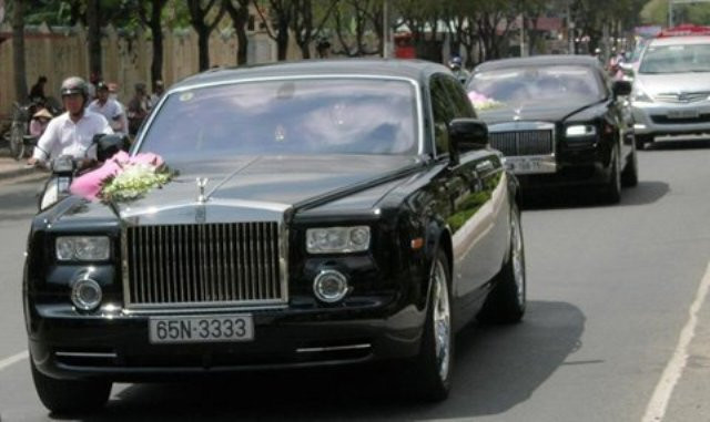 Chiếc siêu xe Roll Royce Phantom biển tứ quý 3 của gia đình bà Hiền có giá khoảng 25 tỷ đồng (Ảnh: Tapchilamdep) Chiếc siêu xe Roll Royce Phantom biển tứ quý 3 của gia đình bà Hiền có giá khoảng 25 tỷ đồng (Ảnh: Tapchilamdep)