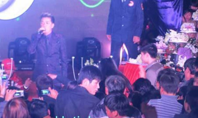 Sự xuất hiện "ông hoàng nhạc Việt" trong đám cưới ở tỉnh lẻ khiến nhiều người không khỏi giật mình (Ảnh VNN)