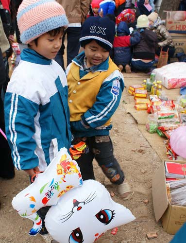 Chợ Mục Đồng Tại xã Yên Thư, huyện Vĩnh Lạc, tỉnh Vĩnh Phúc có chợ dành riêng cho "mục đồng" vào ngày 28 tháng Chạp hằng năm. Sáng ngày 28, trẻ "mục đồng" mặc quần áo mới rủ nhau đi họp chợ. Cũng như người lớn, các em bày bán đủ loại mặt hàng như gà vịt, mũ nón, bánh trái...