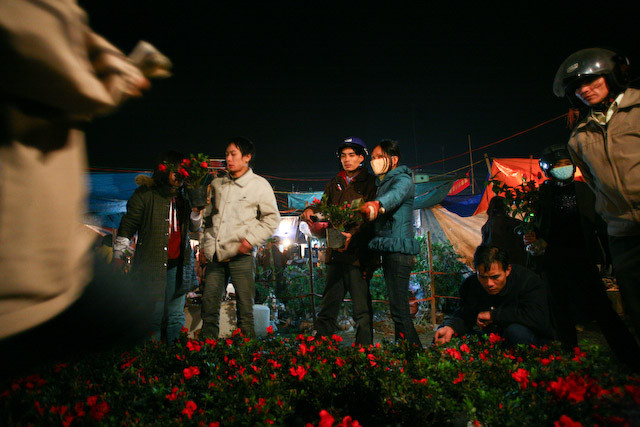 Chợ Viềng Có hai chợ Viềng, chợ Viềng gần phủ Dầy, ở huyện Vụ Bản, tỉnh Nam Định - còn gọi là chợ Viềng Phủ. Chợ Viềng ở gần chùa Bi, ở huyện Nam Trực, tỉnh Nam Định - còn gọi là chợ Viềng Chùa.Chợ Viềng họp vào đêm mùng Bảy, rạng sáng ngày mùng Tám tháng Giêng hàng năm với quan niệm “bán rủi, mua may".