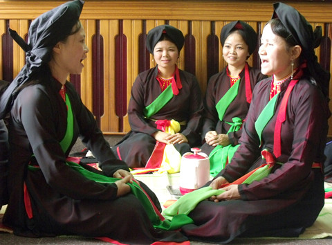 Những ai đi chợ đều vui vẻ, thoải mái, họ quan niệm rằng đó là dịp làm phúc, làm điều thiện với người đã chết. Cuộc sống tâm linh của họ sẽ thanh thản hơn. Chợ tan khi còn đêm. Sau khi tan chợ, những người đi chợ lại mời nhau uống nước ăn trầu và hát quan họ Bắc Ninh.