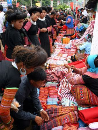 Chợ Cưới là một kiểu chợ tình ở miền núi. Nhiều lứa đôi đã nên vợ nên chồng ngay trong phiên chợ đặc biệt này.