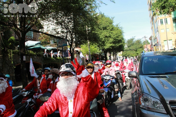 Đoàn ông già Noel đi đến đâu được hoan nghênh và đón chào nhiệt liệt đến đó. Kh6ong khí rất tưng bừng và náo nhiệt. Đoàn ông già Noel đi đến đâu được hoan nghênh và đón chào nhiệt liệt đến đó. Kh6ong khí rất tưng bừng và náo nhiệt.