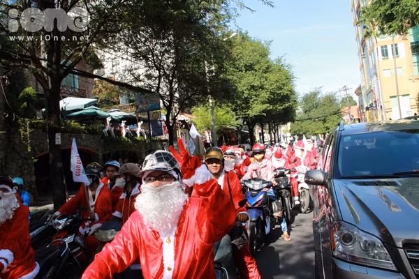 Đoàn ông già Noel đi đến đâu được hoan nghênh và đón chào nhiệt liệt đến đó. Kh6ong khí rất tưng bừng và náo nhiệt.