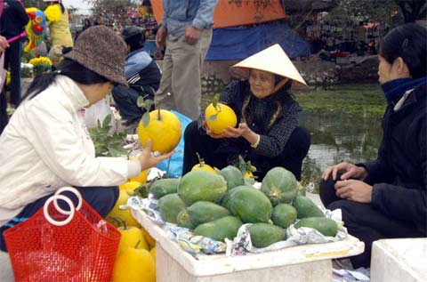 Chợ Tam Bảo Cứ mỗi năm một lần vào sáng mồng một Tết Nguyên Đán, người dân xã Hà Tiến, huyện Hà Trung, tỉnh Thanh Hoá có tục lệ đi chợ mua bán để lấy may. Chợ họp gần giếng Tam Bảo trong làng nên mang tên Tam Bảo.