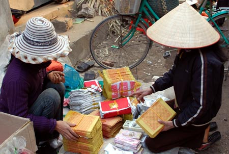 Theo thông lệ, phiên chợ Ngái vàng mã họp vào sáng 16 tháng Chạp, chuyên mua bán đồ vàng mã, chuẩn bị lễ tiễn ông Công - ông Táo chầu Trời vào 23 tháng Chạp,phiên chợ Ngái hàng cá họp ngày mùng 3 Tết, mua bán cá, chuẩn bị việc cúng cơm cá trong lễ “Tạ Cụ” đầu Xuân; chợ Ngái hàng gà họp vào mùng 6 Tết, chuyên mua bán gà, chuẩn bị cho lễ hạ cây nêu ngày mùng 7 tháng Giêng.