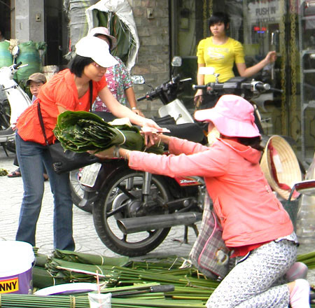 Chợ Ngái (Thạch Thất). Phiên chợ Ngái Lá Dong họp vào ngày 21 tháng Chạp, chuyên mua bán lá dong, lạt giang nứa, chuẩn bị cho việc gói bánh chưng, bánh gio… trước Tết, phiên chợ Ngái hàng Cam họp vào ngày 26 tháng Chạp, mua bán cam bưởi, hoa quả, chuẩn bị cho mâm ngũ quả ngày Tết;