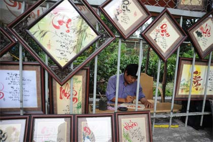 Chợ chữ bán đủ loại câu đối, liễn, đại tự, thư pháp trên lịch hay trên thiếp.