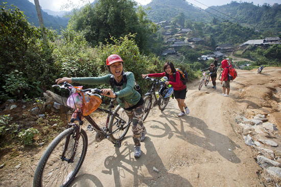 Rất nhiều đoạn đường xấu, việc đạp xe chuyển sang dắt thậm chí là … vác xe Rất nhiều đoạn đường xấu, việc đạp xe chuyển sang dắt thậm chí là … vác xe