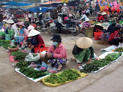 Nét độc đáo của chợ này là nếu món hàng đáng giá 500 đồng thì người bán phải nói lên gấp 100 lần tức 50 nghìn đồng. Xong, nếu người mua đã trả giá rồi thì khi nhận hàng cũng chỉ phải trả đúng giá trị thực tế của nó là 500 đồng mà thôi. Cái quy ước tự nâng và hạ giá xuống 100 lần ấy đã tạo nên một tâm lý được hưởng may mắn giữa người bán (khi bán được bán giá cao) và người mua (khi mua được mua giá thấp). Cả hai đều được may mắn kéo dài cả năm.