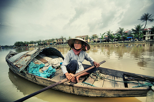 Chợ biếu tặng/chợ nhân văn Gia Lạc Đầu xuân, người dân Huế có thú vui đi chợ Tết Gia Lạc, cốt để mua lộc đầu năm, mua sự may mắn, suôn sẻ. Theo tài liệu cũ cho biết, người ở vùng chợ Dinh, Gia Hội đi chợ này là để có dịp bói đò nhân năm mới vì phải qua sông. Nếu khi đến bến mà đò đang neo đợi, nghĩa là sẽ được thong dong trong năm mới. Ngược lại khi đến bến mà đò sang sông, ấy là điềm báo sẽ lận đận trong năm ấy.