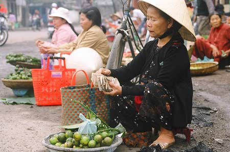 Lệ thường người đi phiên chợ Gia Lạc mồng 1 Tết mua một trái cau, một ngọn trầu với mong muốn sẽ an bình trong năm mới, sau đó mới mua đặc sản của chợ theo sở thích.
