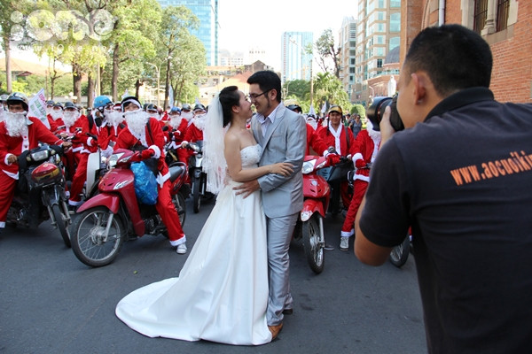 Các đôi chụp ảnh cưới tại khu Nhà thờ Đức Bà vào thời điểm trên cũng được chụp ảnh ké với các ông già Noel. Kết quả là có một bộ ảnh ấn tượng Các đôi chụp ảnh cưới tại khu Nhà thờ Đức Bà vào thời điểm trên cũng được chụp ảnh ké với các ông già Noel. Kết quả là có một bộ ảnh ấn tượng