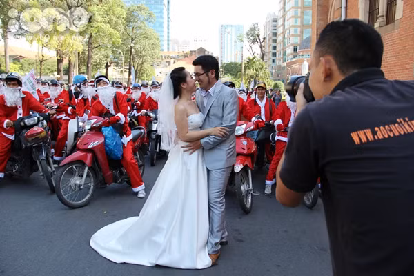 Các đôi chụp ảnh cưới tại khu Nhà thờ Đức Bà vào thời điểm trên cũng được chụp ảnh ké với các ông già Noel. Kết quả là có một bộ ảnh ấn tượng