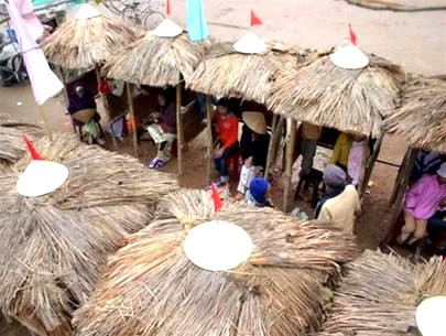 Chợ Bến Chợ Bến ở Đồng Hới (Quảng Bình), chỉ họp ba ngày đầu năm. Chợ họp dọc theo bờ sông Nhật Lệ, không có địa điểm nhất định. Từ hôm trước Tết, nhân dân địa phương dựng lều trại, mở bài chòi. Người về họp chợ mang theo các loại đặc sản ở quê hương mình như các đồ thủ công mỹ nghệ, tôm, cá, thịt heo rừng, mật ong, gà, vịt, bánh, kẹo, đồ chơi trẻ em...