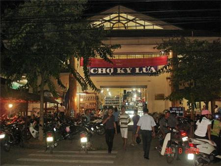 Chợ Lượn Trong dịp Tết Nguyên Đán, ở một số chợ ở các tỉnh Cao Bằng, Lạng Sơn, đồng bào Tày thường tổ chức hát lượn giao duyên, nên gọi là chợ Lượn. Nam thanh, nữ tú đến chợ mua bán là phụ, mà hát lượn là chính.