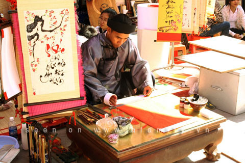 Chợ chữ Sài Gòn Hằng năm cứ đến rằm tháng chạp trở đi, người ta bắt đầu họp phiên chợ chữ trên đường Hải Thượng Lãn Ông, quận 5, thành phố Hồ Chí Minh. Chợ chữ mỗi năm chỉ nhóm có một phiên Tết kéo dài 15 – 30 tháng Chạp.