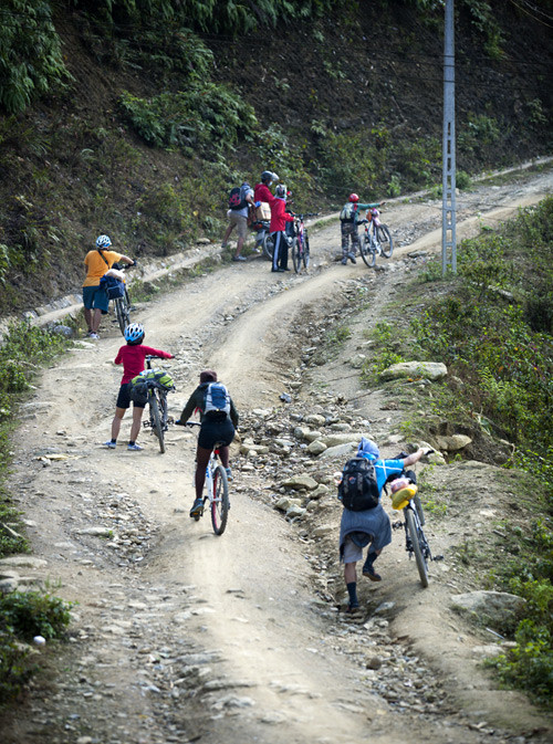 Nhóm Ê mông trên đường đi Tam Đảo Nhóm Ê mông trên đường đi Tam Đảo