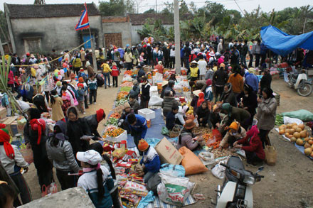 Chợ bắt đầu họp vào lúc 4-5h sáng cho đến chiều tối. Thời điểm chợ đông người mua bán nhất là khoảng 8-9h sáng. Điều đặc biệt, bất cứ ai dù bán dù mua xong cũng đều lên Chùa (chợ họp ngay dưới sân Chùa) thắp 1 nén nhang tạ ơn ngày cuối năm; khiến không khí chợ càng ấm cúng, xua tan cái lạnh cuối năm.