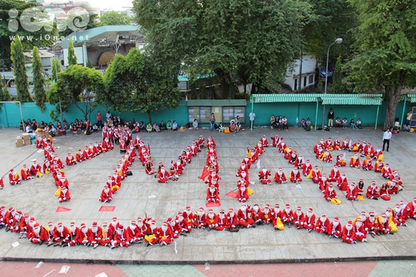 Và đặc biệt nhất chính là chữ X'Mas được các ông già- bà già Noel kì công xếp thành. Và đặc biệt nhất chính là chữ X'Mas được các ông già- bà già Noel kì công xếp thành.