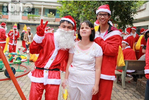 Kết thúc hành trình, các ông già Noel đến thăm và tặng quà cho hàng trăm trẻ em mồ côi khuyết tật tại Trung tâm Thị Nghè. Các ông gia Noel hào hứng chụp hình, chơi trò chơi và tặng quà cho các em nhỏ. Một ngày thật ý nghĩa đối với tất cả mọi người và kết thúc bằng những nụ cười giòn tan, những gương mặt rạng ngời hạnh phúc. Kết thúc hành trình, các ông già Noel đến thăm và tặng quà cho hàng trăm trẻ em mồ côi khuyết tật tại Trung tâm Thị Nghè. Các ông gia Noel hào hứng chụp hình, chơi trò chơi và tặng quà cho các em nhỏ. Một ngày thật ý nghĩa đối với tất cả mọi người và kết thúc bằng những nụ cười giòn tan, những gương mặt rạng ngời hạnh phúc.