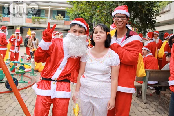 Kết thúc hành trình, các ông già Noel đến thăm và tặng quà cho hàng trăm trẻ em mồ côi khuyết tật tại Trung tâm Thị Nghè. Các ông gia Noel hào hứng chụp hình, chơi trò chơi và tặng quà cho các em nhỏ. Một ngày thật ý nghĩa đối với tất cả mọi người và kết thúc bằng những nụ cười giòn tan, những gương mặt rạng ngời hạnh phúc.