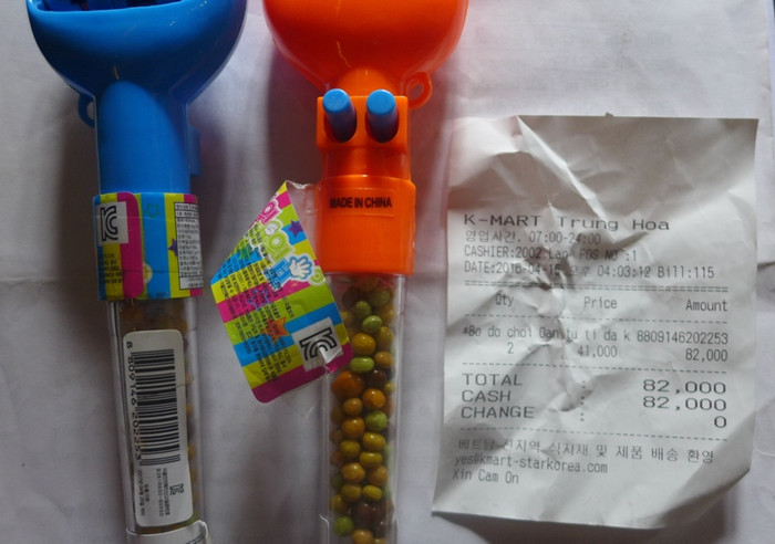 Sản phẩm CHOCO ROCK 2 (một loại kẹo đồ chơi) đang được bày bán tại hệ thống siêu thị Hàn Quốc K – Market